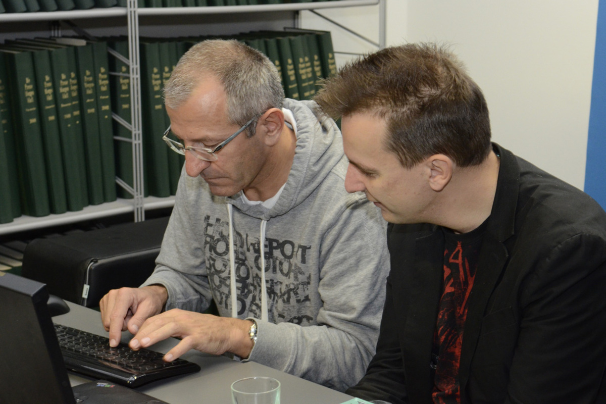 Im Ausbildungssystem und in den Medien muss Leistung und unternehmerischer Erfolg wieder als erstrebenswert dargestellt werden. Vor allem die Jugend hat die Chance gegen Faulheit und Bürokratie zu rebellieren.