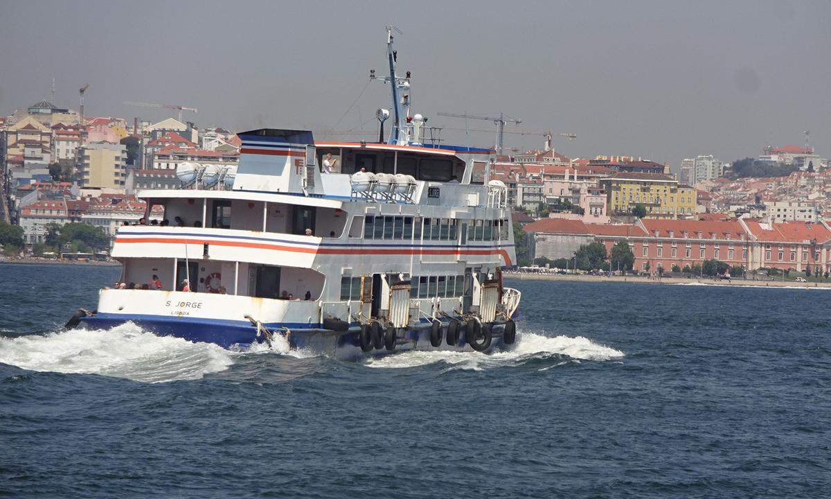 Geheimtipp: Vom Cais do Sodré aus verkehren diese kleinen Schiffe (wegen der Destination Caçilheiros genannt), die in knapp 10 Minuten und brückennah nach Caçilhas auf dem südlichen Tejo-Ufer übersetzen, in ein Paradies aus Fisch- und Grillrestaurants, ein beliebter Wochenend-Ausflug. Caçilhas verfügt über einen mittelalterlichen Kern und einen kleinen, roten Leuchtturm. Im küstennahen Wasser lungern oft riesige Quallen herum.