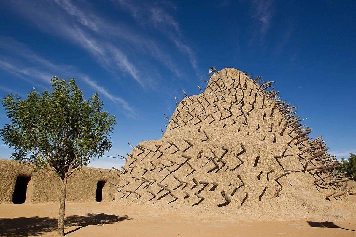 Die Bilder von Bamiyan kehrten schlagartig zurück, als Jihadisten zu Jahresbeginn 2012 immer weitere Teile Malis in ihre Gewalt brachten und schließlich die Wüstenstädte Timbuktu und Gao eroberten. Dort gibt es nicht nur zahlreiche berühmte Mausoleen aus dem 14. bis 16. Jahrhundert ...