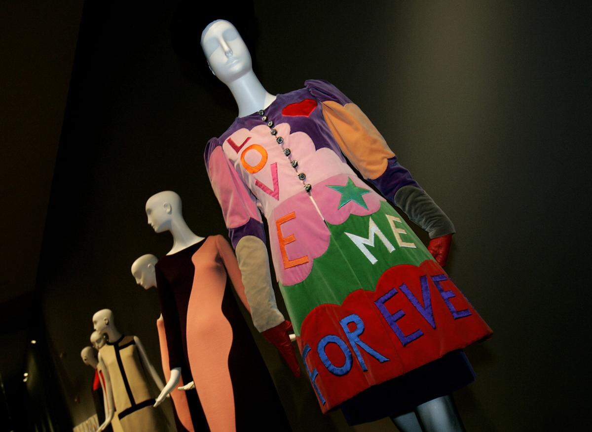 Als Hommage an die 40er-Jahre war die Kollektion, die Yves Saint Laurent 1971 präsentierte, gedacht. Viele französische Kundinnen waren pikiert, immerhin ließ sich Saint Laurent von der Mode Prostituierter inspirieren.