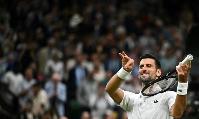 Novak Djokovic spielt Geige, tatsächlich in Wimbledon.