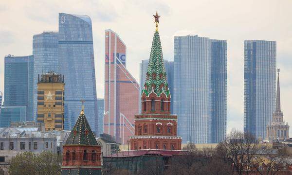 Der Kreml vor dem Hintergrund der Moscow City.
