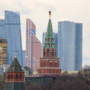 Der Kreml vor dem Hintergrund der Moscow City.