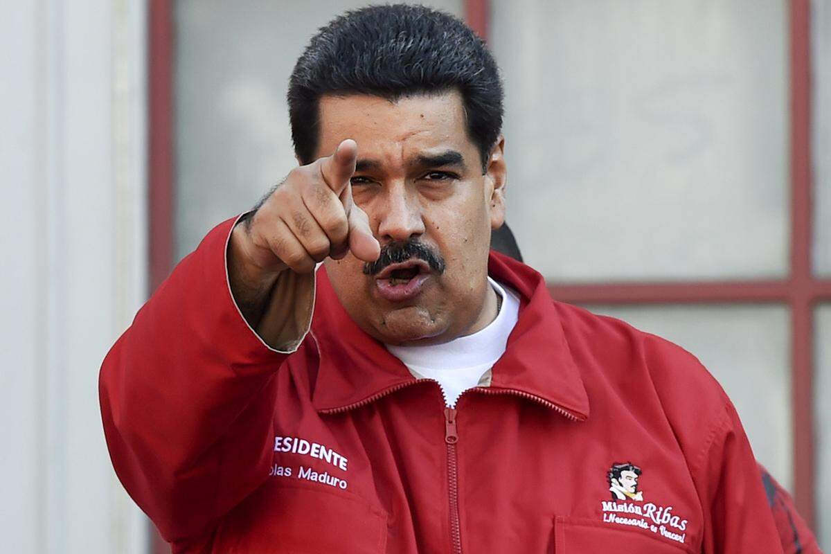 Präsident Maduro macht für die Misere hingegen einen "Wirtschaftskrieg" verantwortlich und wittert eine Verschwörung seiner Gegner im In- und Ausland. "Ich bedauere, dass die Mehrheit in der Nationalversammlung dem Land den Rücken zuwendet in diesem Moment der Krise. Anstatt aktiv etwas zur Lösung beizutragen, ziehen sie eine Show ab", sagt der Staatschef.