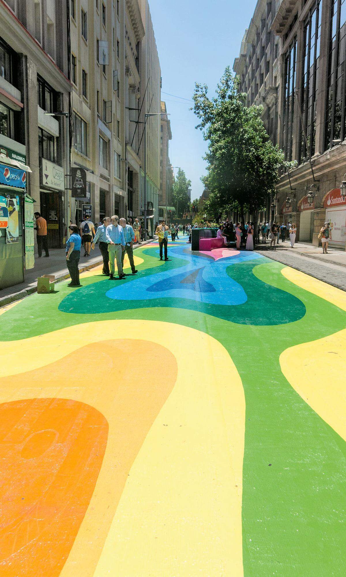 Santiago de Chile. Der ­Künstler Dasic Fernández tünchte die ­geschäftige ­Fußgängerzone in ein „Urban Art"-­Projekt: Paseo ­Bandera.