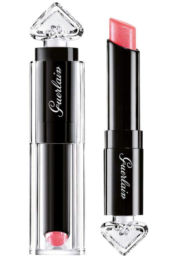 Duftet nach „La Petite Robe Noire“ und heißt „My First Lipstick“, von Guerlain.