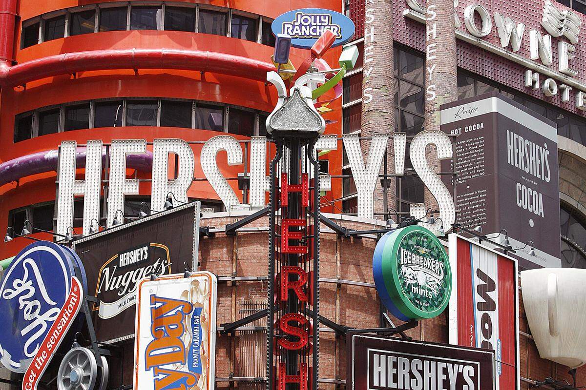 Für große und kleine Schokoladenliebhaber eignet sich Hershey's "Chocolate World" in Pennsylvania. Im Besucherzentrum des amerikanischen Großkonzerns kann man neben einer Tour durch die Fabrik und einer Schokoladen Verkostung, auch selbst seine eigene Schokolade kreieren und in der Produktion mitarbeiten. The Hershey Company ist der größte Schokoladenproduzent Nordamerikas und gilt auch als einer der ältesten.www.hersheys.com