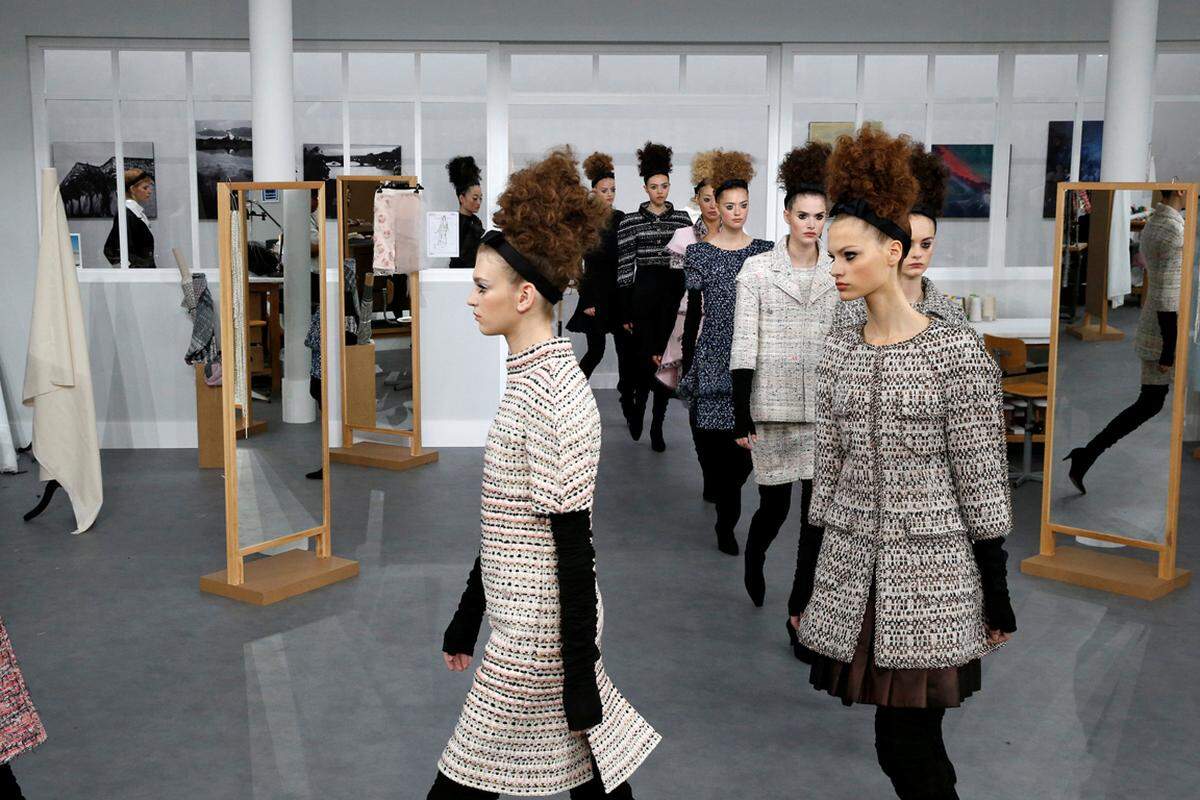 Einen Blick ins Atelier gewährte Karl Lagerfeld mit der Bühnenkulisse bei seiner herbstlichen Haute Couture Show.