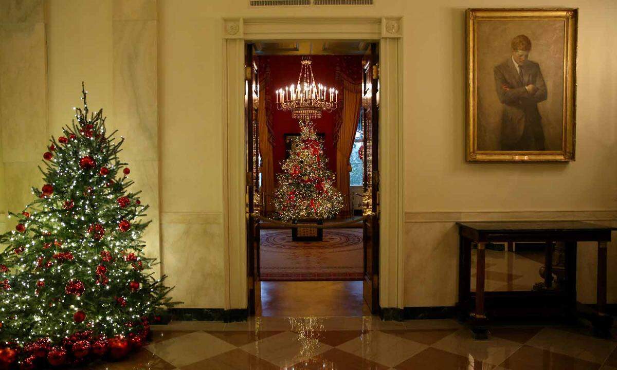 Präsident Benjamin Harrison platzierte 1889 den ersten Weihnachtsbaum im Weißen Haus im Oval Room im zweiten Stock (damals als Familienstube und Bibliothek). Er wurde mit Kerzen, Spielzeug und anderen Verzierungen geschmückt, die die Enkelkinder von Harrison beeindrucken sollten.