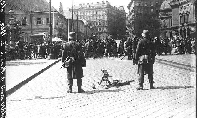 Am 1. Mai 1933 war der Maiaufmarsch verboten. Sozialdemokraten riefen zum "friedlichen Spaziergang" auf.