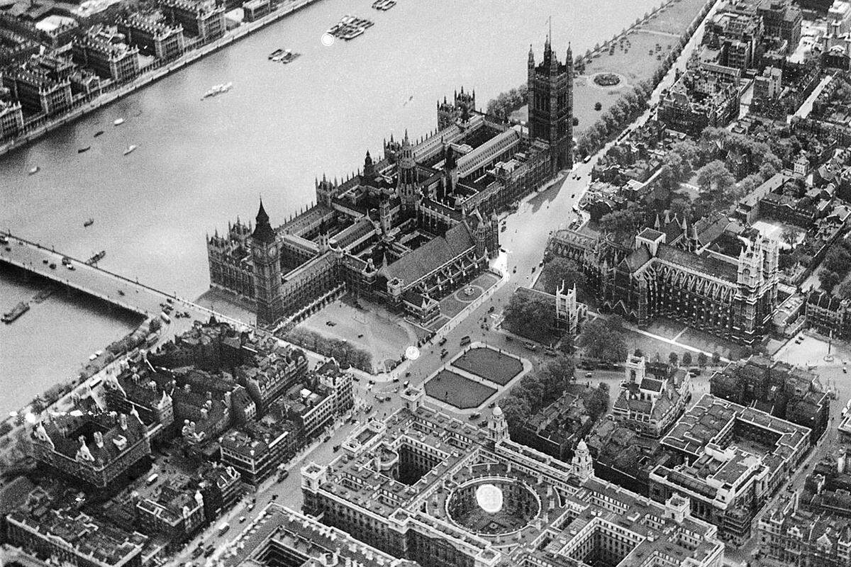 95.000 der ältesten und wertvollsten Aufnahmen der Aerofilms-Kollektion aus den Jahren 1919 bis 1953 wurden für das Projekt 'Britain from Above' digitalisiert.Houses of Parliament und Parliament Square, Westminster, Juni 1926.