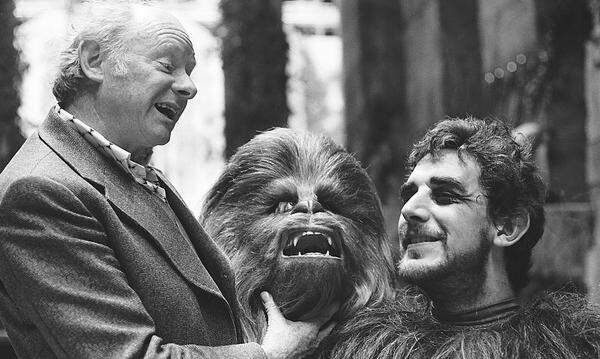 Maskenbildner Stuart Freeborn gab Chewbacca sein Gesicht: Er hat die Figuren Yoda und Chewbacca gestaltet. Hier ist er mit Peter Mayhew am Set von "Star Wars IV: Eine neue Hoffnung" zu sehen.
