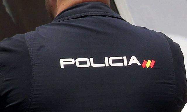 Symbolbild - Auf der spanischen Lanzerote nahm die Polizei eine mutmaßliche IS-Anwerberin fest.