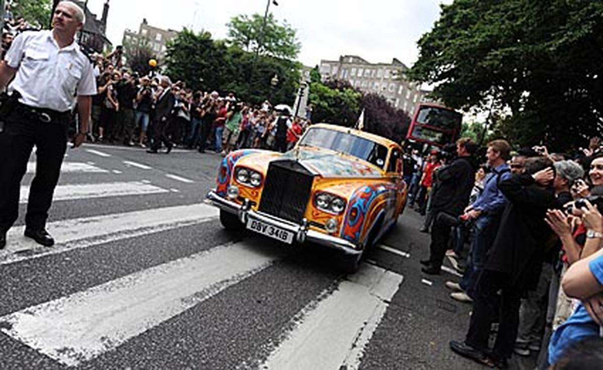 Die Abbey Road ist inzwischen jedenfalls zu einer Pilgerstätte für Beatles-Fans geworden. Besonders beliebt dabei ist natürlich ...