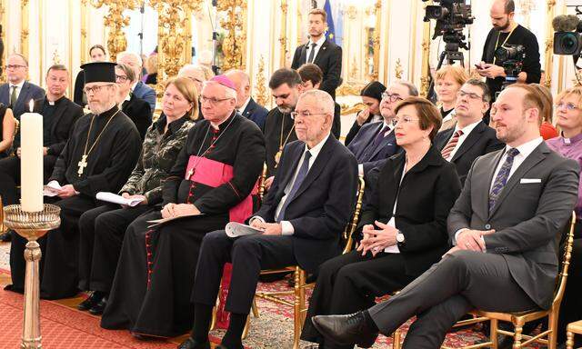 „Stunde für den Frieden“ mit Vertetern der Glaubensgemeinschaften am Donnerstag bei Bundespräsident Alexander Van der Bellen (Dritter von rechts). 