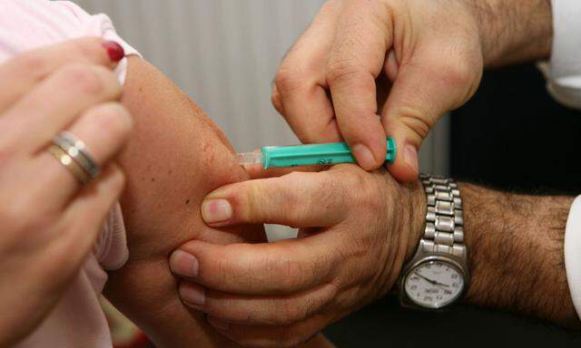 Manche Ärzte bieten auch „homöopathische Impfungen“ an, sagt Köller. Was gefährlich sei.