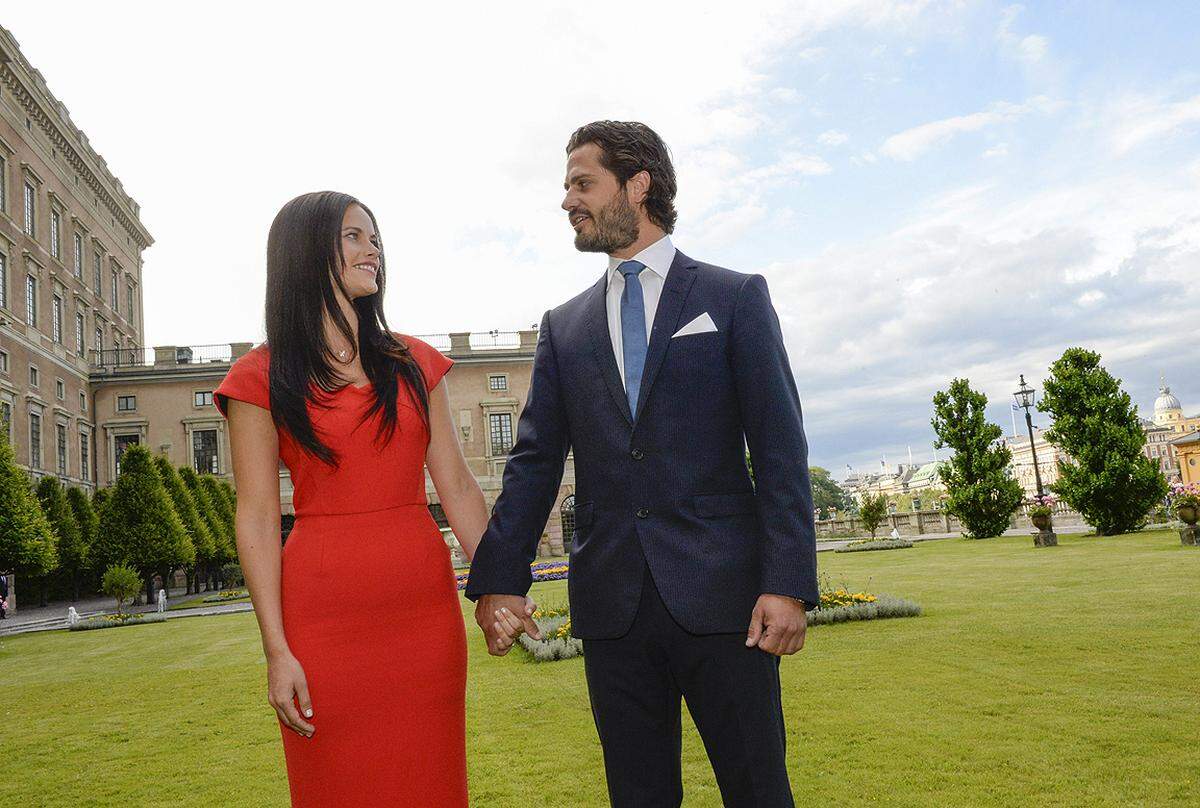 Schwedens Prinz Carl Philip, der Bruder von Kronprinzessin Victoria, und Ex-Bikinimodel Sofia Hellqvist sind verlobt. Der 35-J&auml;hrige ist als einziges der schwedischen K&ouml;nigskinder noch nicht verheiratet. Die Hochzeit soll im Sommer 2015 steigen.  27. Juni 2014