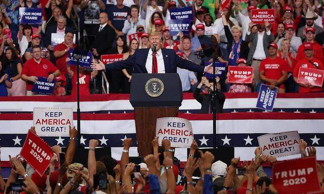Donald Trump bei seinem Wahlkampfauftakt in Florida - „Präsidentenwahlkampf ist wie Super Bowl und Fußball-WW“, sagt US-Meinungsforscher Frank Luntz.
