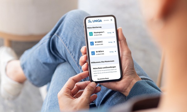Mobile Hilfestellung: die myUNIQA App auf dem Smartphone.