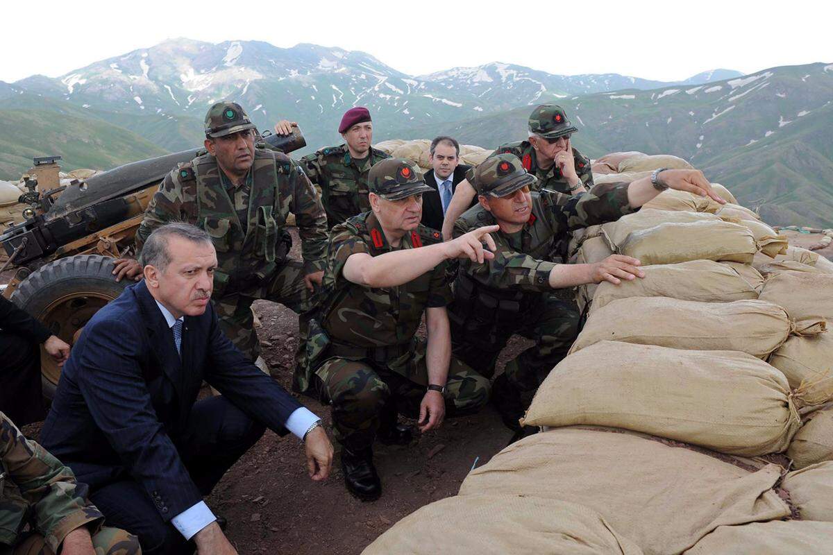 Nach Jahrzehnten der bewaffneten Auseinandersetzung schlägt Erdogan auch einen Versöhnungskurs mit den Kurdenkämpfern der PKK in der Südosttürkei ein. Abgesandte der Regierung handelten mit dem inhaftierten PKK-Führer Öcalan einen Abzug seiner Kämpfer aus der Türkei aus. Die kurdische Minderheit wird aus der Isolation geholt, Sprachverbote werden gelockert. So darf es nun etwa wieder kurdische Radiosendungen geben.