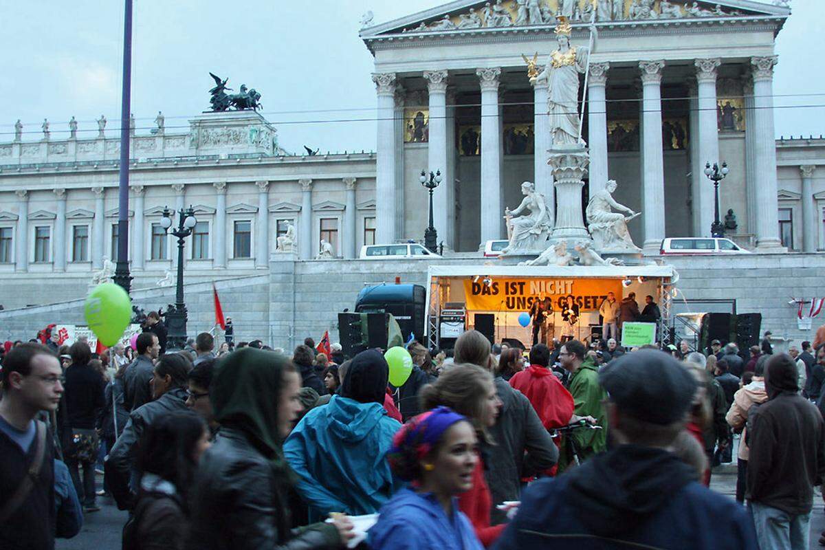 Mittwoch vor dem Parlament in Wien: Wo am Freitag die Fremdenrechts-Novelle beschlossen werden soll, demonstrieren an diesem Abend rund 1500 Menschen gegen das "Unrechts-Paket".Von Maria Kronbichler (DiePresse.com)