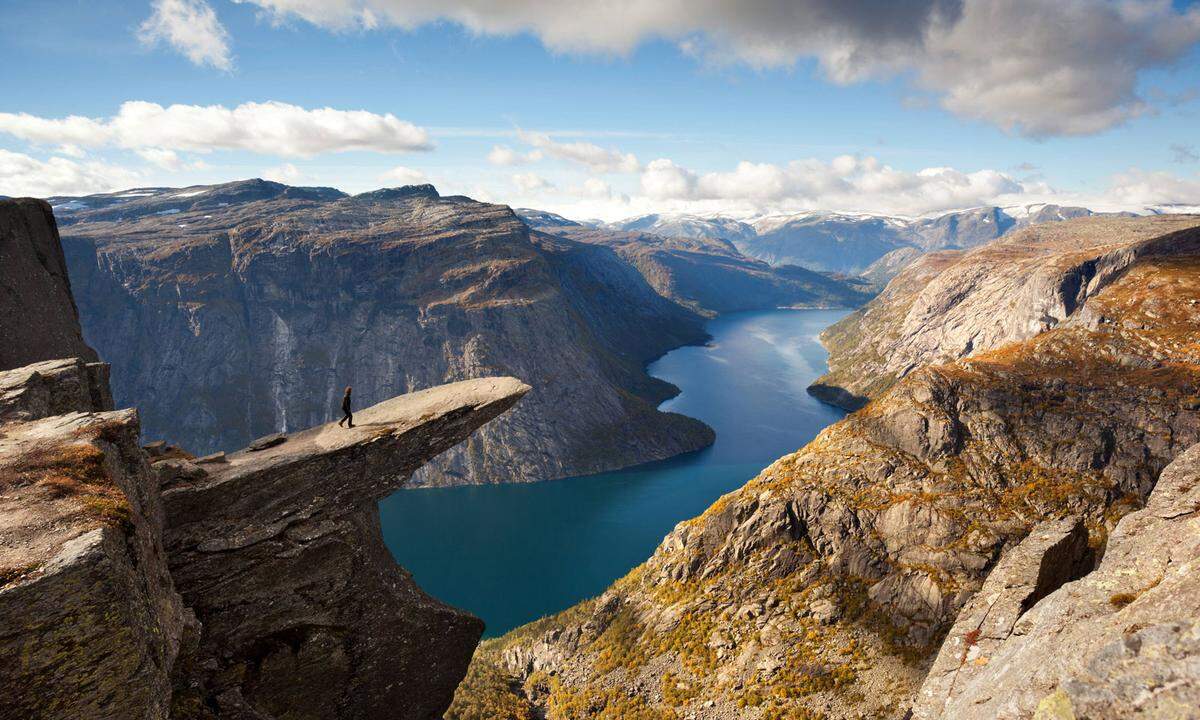 Ohne Stahl und Architekten geht es natürlich auch - spektakuläre und von der Natur gebaute Ausblicke findet man zum Beispiel in Norwegen, wie hier auf der zehn Meter langen und 700 Meter hohen "Trollzunge".