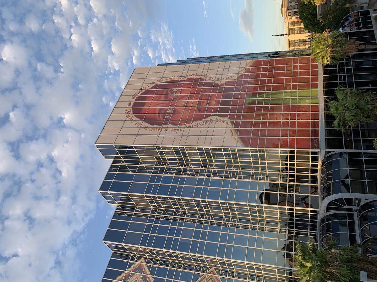 Mitten in Downtown Phoenix wurde im August 2020 ein großes Mural enthüllt, welches James Baldwin, einer der bedeutesten US-amerikanischen Schriftsteller des 20. Jahrhunderts, zeigt. Seine Werke und sein persönliches Engagement drehten sich vorwiegend um die Gleichberechtigung von Afroamerikanern, Rassismus sowie der psychische Druck unter dem viele Afroamerikaner stehen, da sie Angst haben nicht akzeptiert zu werden. Im Rahmen der Black Lives Matter Proteste entschied die Künstlerin Antoinette Cauley, das Thema aufzugreifen und in Form eines Murals in den öffentlichen Raum zu bringen. Das große Portrait von Baldwin soll insbesondere afroamerikanischen Kindern zeigen, dass sie genauso stark, schön akzeptiert wie andere sind und dieselben Rechte haben.  