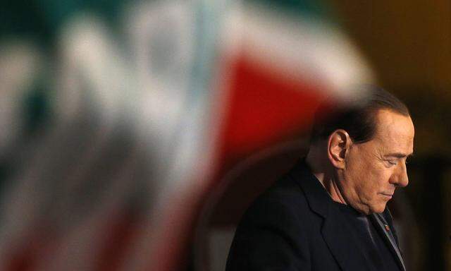 Silvio Berlusconi prägte viele Jahre lang Italiens Politik. Jetzt liegt er in einer Mailänder Klinik auf der Intensivstation. 