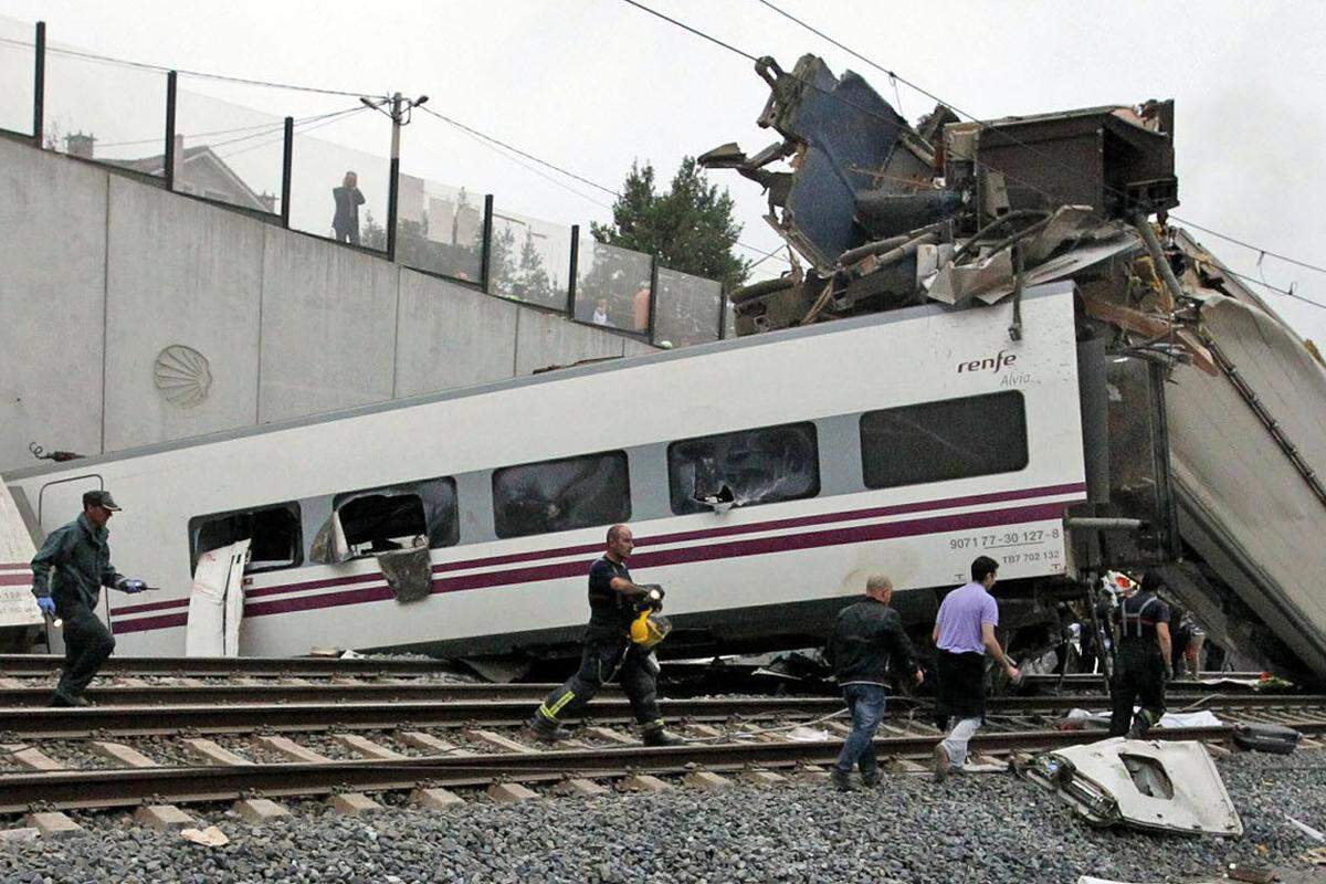 Die beiden Lokführer des Zuges überstanden das Unglück unverletzt.