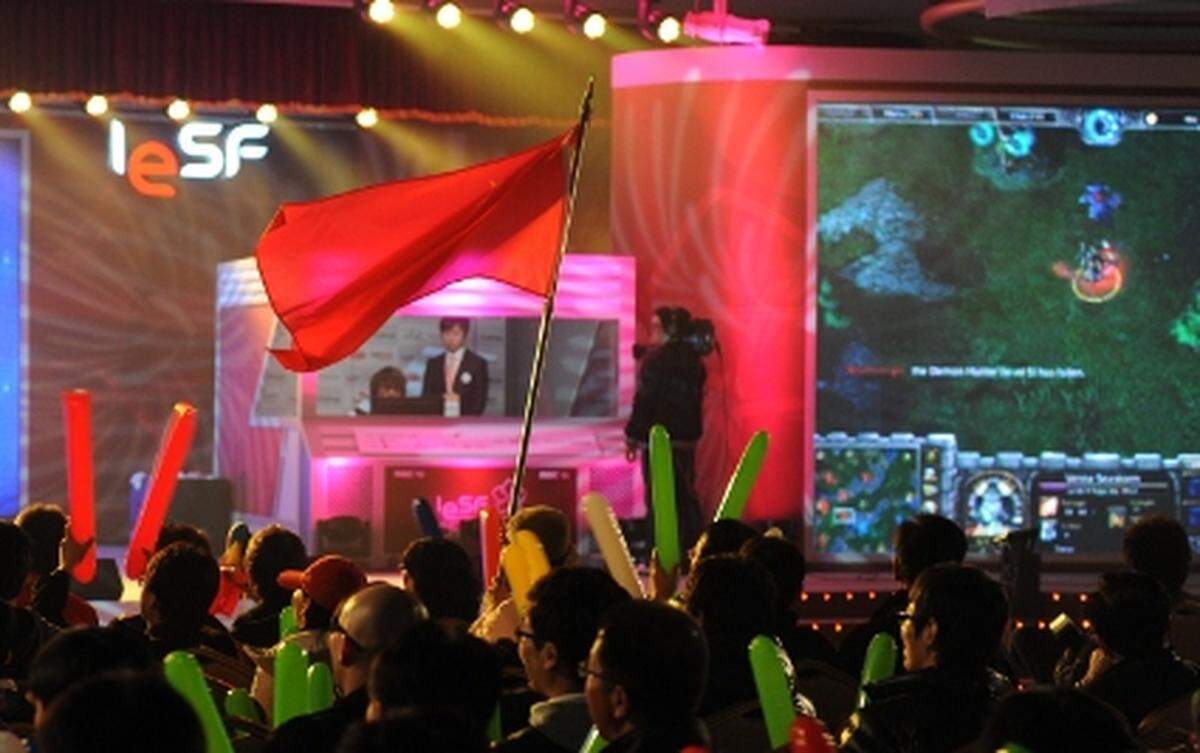 Bei den Finalspielen kam Stimmung auf. In Warcraft 3 kämpfte Lee Jyeong-Ju (Korea) gegen Hao Su (China). Beide spielten dieselbe von vier möglichen Rassen in dem Strategiespiel. Dadurch ergaben sich einige für Kenner hochinteressante Gefechte. Österreichs Warcraft-Profis Fuker und Gratl lobten die Qualität des Matches.