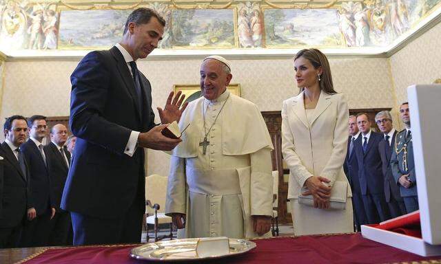 Pope Francis exchanges gifts with Spain's King Felipe and Queen Letizia during a private audience at the Vatican