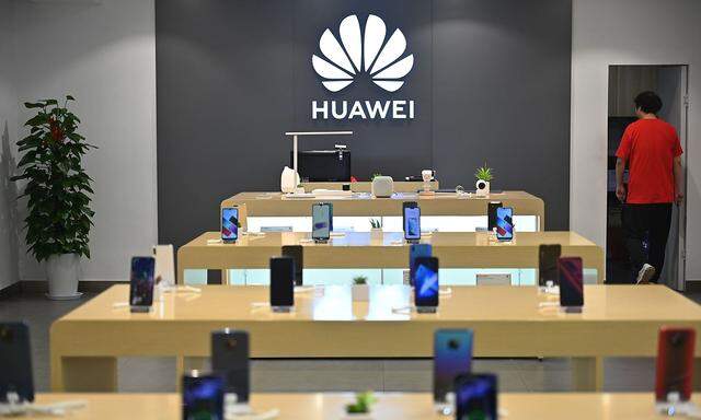 Huawei kokettiert mit Österreich. Noch fehlt es dem Unternehmen an fixen Zusagen für den 5G-Ausbau. Auf dem Archivbild: Ein Huawei-Shop in Shanghai. 