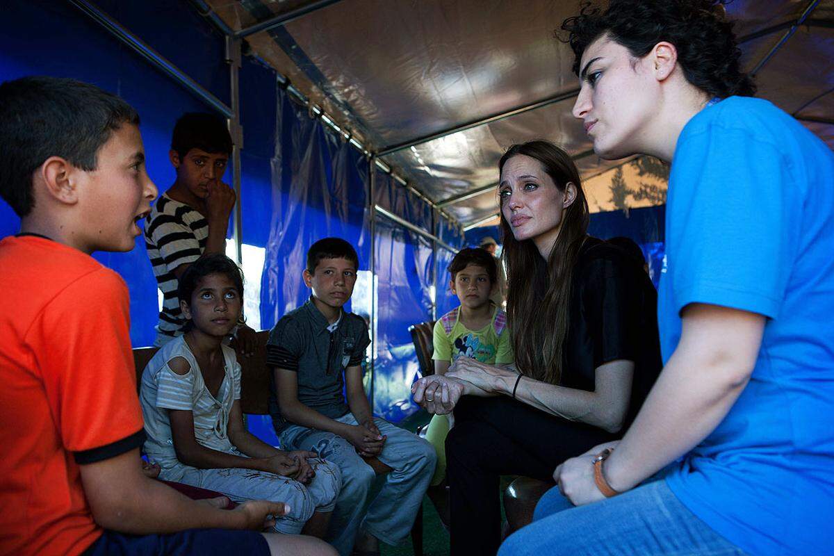 Die Schauspielerin besuchte das Grenzgebiet der Türkei, wo etwa 10.000 Syrer, darunter rund 5300 Kinder, in Flüchtlingslagern des Türkischen Roten Halbmondes leben.
