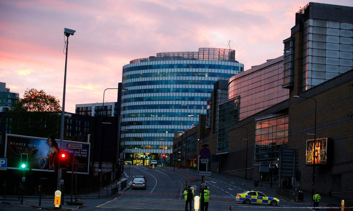 Zwei Monate nach dem Anschlag am Londoner Parlament erschüttert ein Bombenanschlag auf ein Popkonzert in Manchester die Briten. Mindestens 22 Menschen kommen am Montagabend ums Leben, 59 weitere wurden verletzt.