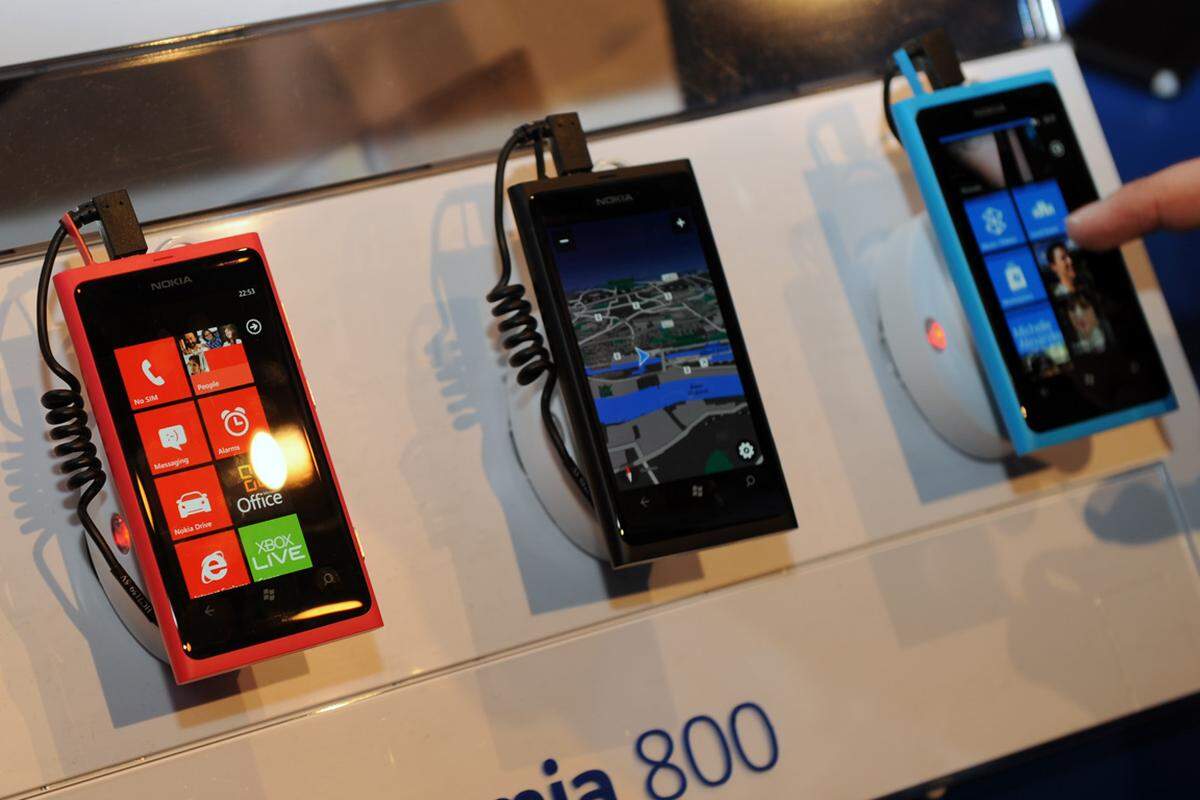 Wie schon das N9 ist das Lumia 800 in drei Farben erhältlich: Magenta (also Rosa), Schwarz und Cyan (also Blau).