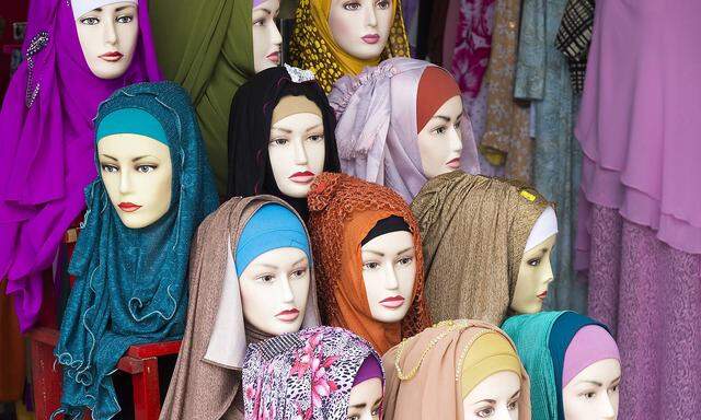 Indonesia Belitung headscarfs in a clothing shop PUBLICATIONxINxGERxSUIxAUTxHUNxONLY WE000379