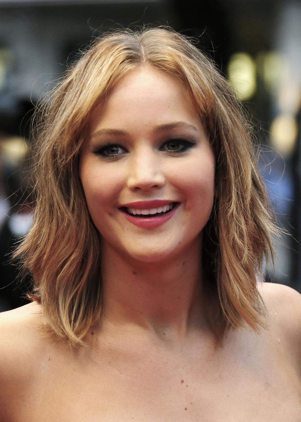 Jennifer Lawrence hat sich als Testimonial für das französische Modehaus natürlich auch ganz dem Pariser-Chic verschrieben.