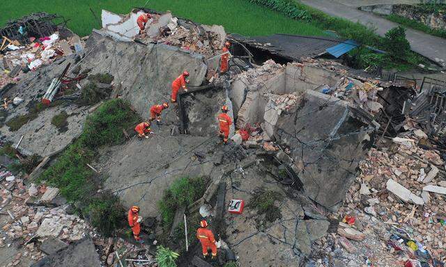 Bei einem Erdbeben nach der Stadt Yibin stürzten Häuser ein