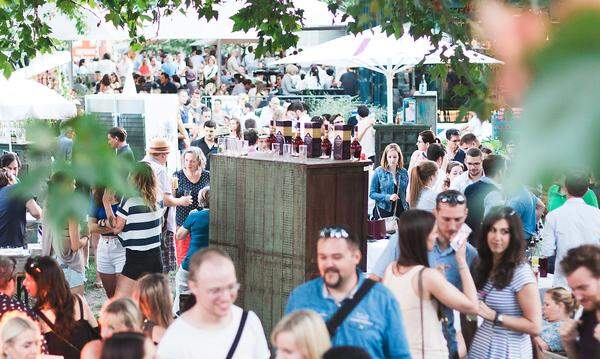 All you can drink, aber sophisticated: Am 14. Juli lädt beim „Liquid Market“ die Elite der Barkeeper in den „Evergreengarten“ des Volksgarten. 30 verschiedene Bars, etwa Hammond, Heuer am Karlsplatz, Kleinod oder Parfümerie sind dabei und schicken ihre besten Kreationen an den Start. Um 38 Euro im Vorverkauf oder 44 Euro an der Abendkasse trinkt man sich durch den Abend. Evergreengarten, Volksgarten,Heldenplatz 1, 1010 Wien, 15 bis 22 Uhr, https://ntry.at/liquidmarket2017  