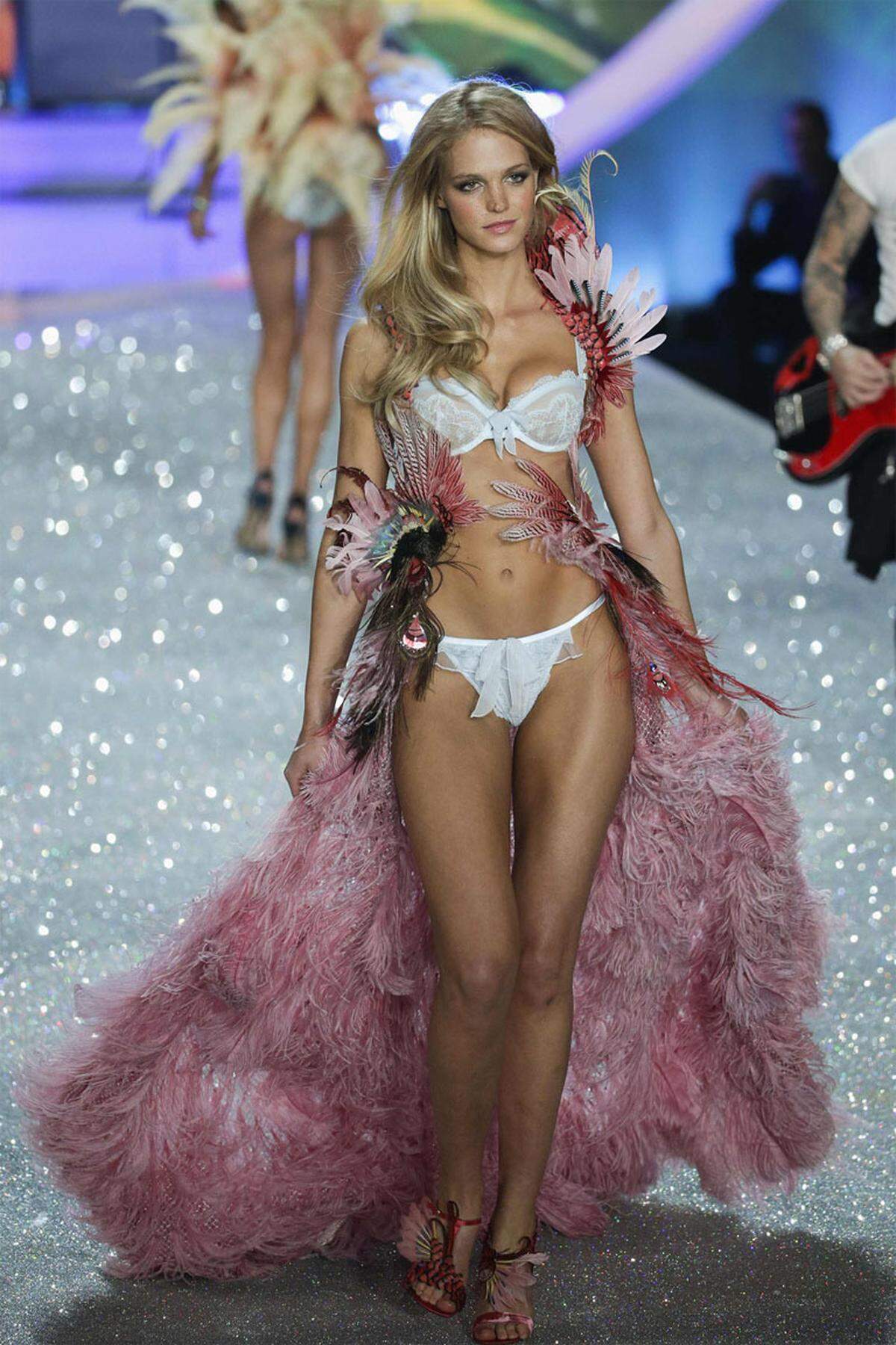 Model Erin Heatherton zeigte einen romantischen Look in Pink.