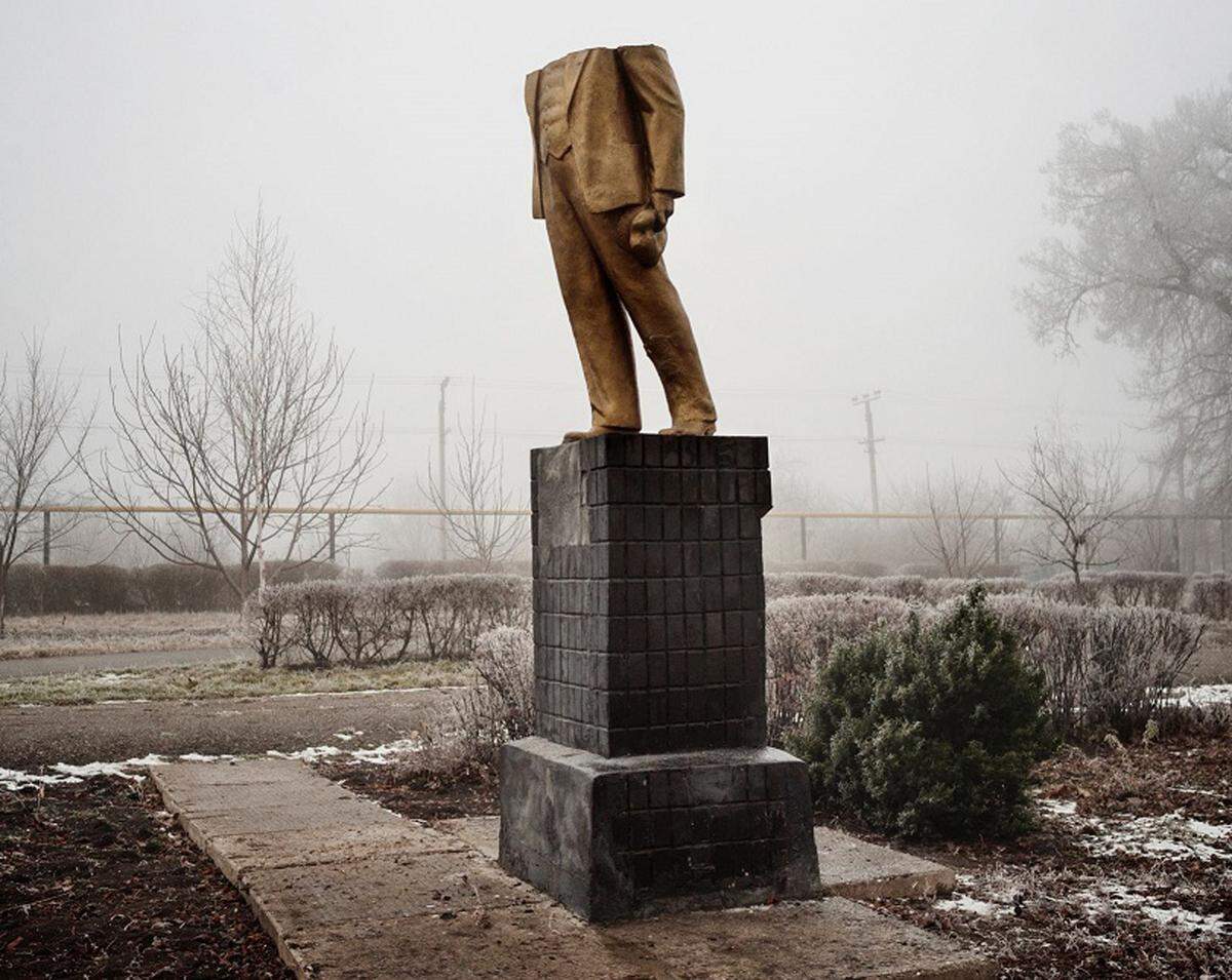 In der Kategorie Langzeitprojekte wurde dieses Foto ausgezeichnet, es stammt bereits aus dem Jahr 2013: Eine Lenin-Statue in der Ukraine wurde während der Maidan-Protestbewegung geköpft. Foto von Guillaime Herbaut.