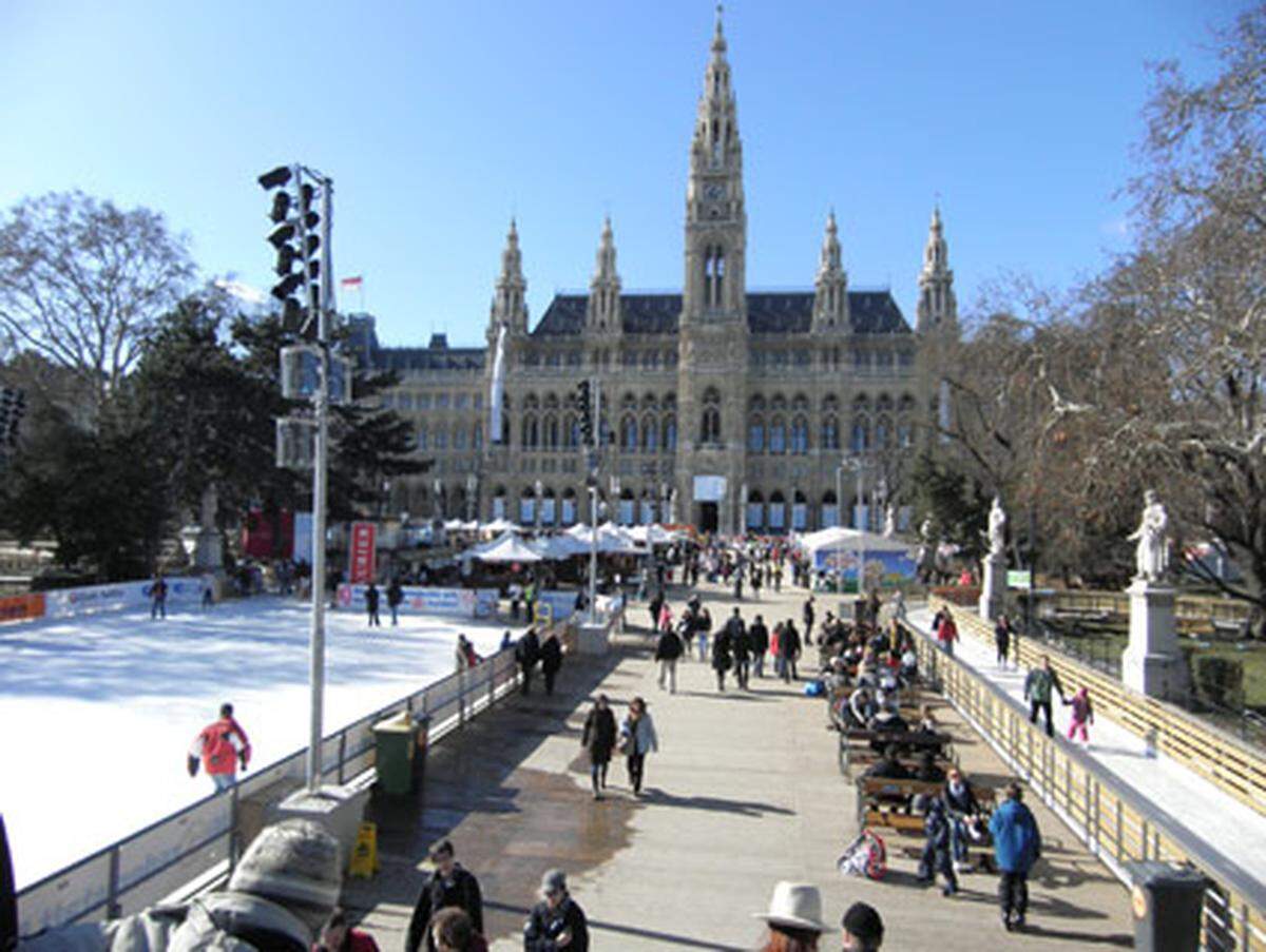 In der Saison 2010 feiert die Wiener Institution ihr 15. Jubiläum. Die Erweiterung des Traumpfades sowie die winterlichen Temperaturen sorgen für eine erfreuliche Halzeitbilanz beim Wiener Eistraum.