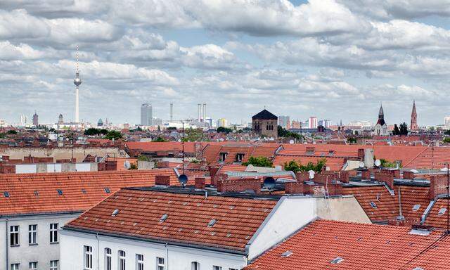 Neubauten in guter Lage werden in Berlin immer teurer. In ältere Wohnhäuser wird kaum mehr investiert.