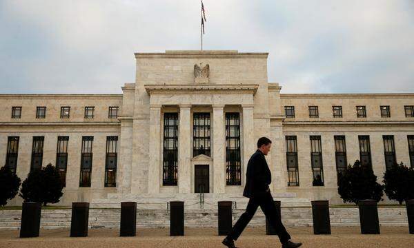 Ein Mann vor der Federal Reserve in Washington.