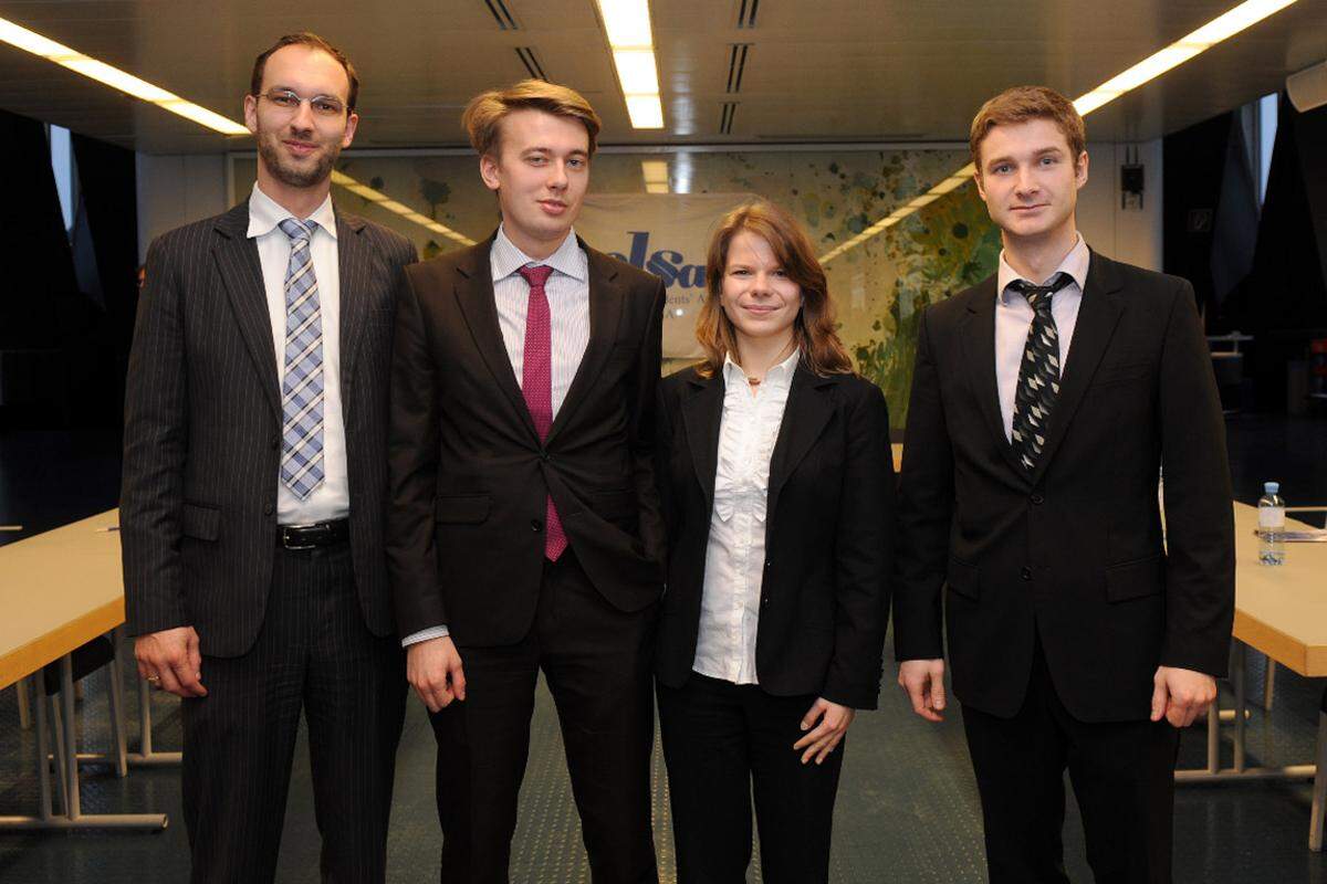 Das DBJ-Team: Maxim Moldovan, Margareta Mroczkowksa und Daniel Strauß mit ihrem Betreuer Felix Hörlsberger von Dorda Brugger Jordis (DBJ).
