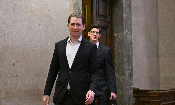 Der Ex-Kabinettschef im Bundeskanzleramt Bernhard Bonelli (hinten) und der frühere Bundeskanzler Sebastian Kurz (ÖVP) mussten auch am Freitag als Beschuldigte ins Straflandesgericht Wien kommen.
