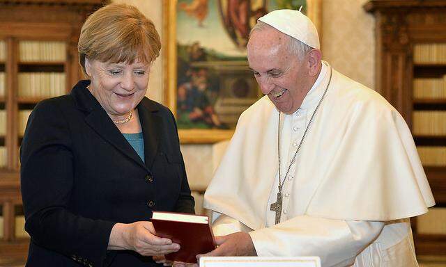 Angela Merkel besuchte Papst Franziskus im Vatikan vor der Preisverleihung.