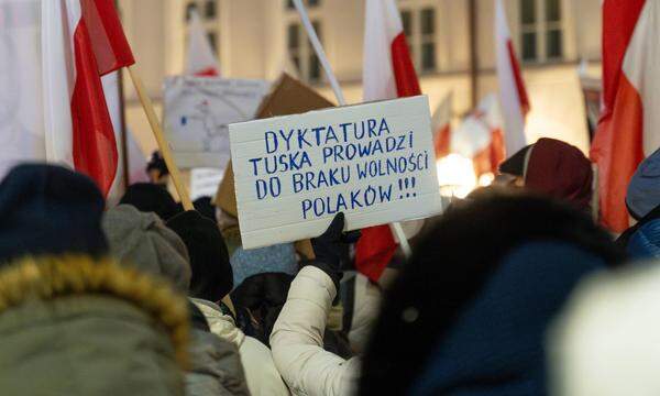 PiS-Anhänger demonstrieren vor Präsidentenpalast gegen den „Diktator Tusk“ 