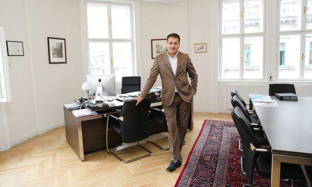 Aslan Kurtaran in seinem Büro im ersten Bezirk. Hier empfängt er Expats aus der ganzen Welt, um ihnen den Anfang in Wien zu erleichtern.