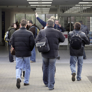 Mitarbeiter von VW verlassen das Werksgelaende nach Schichtende Wolfsburg Deutschland Worker h
